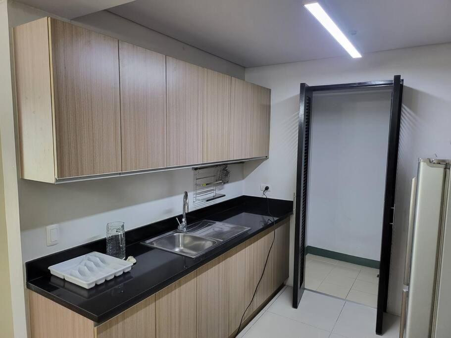 Luxury @ Bgc Sleeps 6 Comfortably Fast Wifi Pool! Appartement Manilla Buitenkant foto