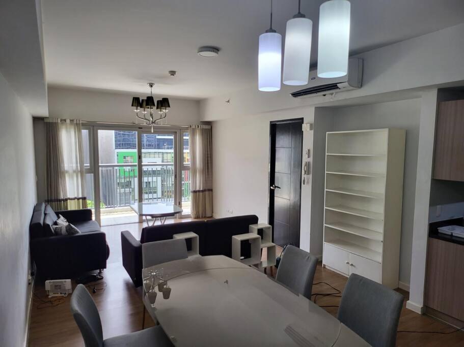 Luxury @ Bgc Sleeps 6 Comfortably Fast Wifi Pool! Appartement Manilla Buitenkant foto