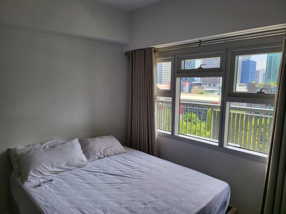 Luxury @ Bgc Sleeps 6 Comfortably Fast Wifi Pool! Appartement Manilla Buitenkant foto