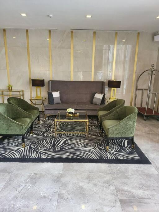 Luxury @ Bgc Sleeps 6 Comfortably Fast Wifi Pool! Appartement Manilla Buitenkant foto