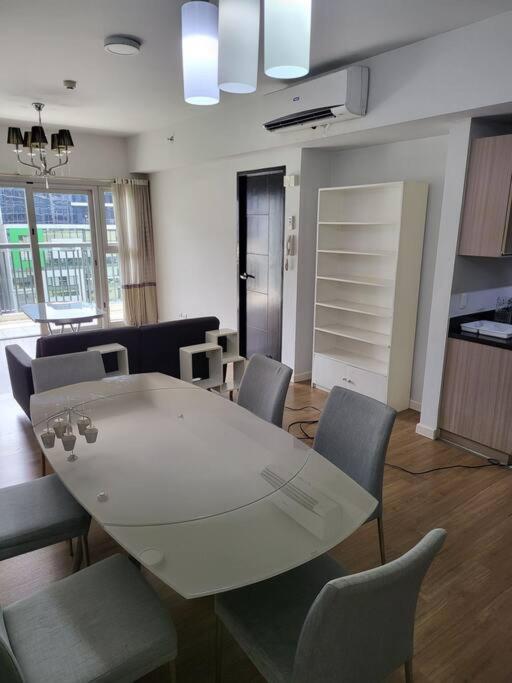 Luxury @ Bgc Sleeps 6 Comfortably Fast Wifi Pool! Appartement Manilla Buitenkant foto