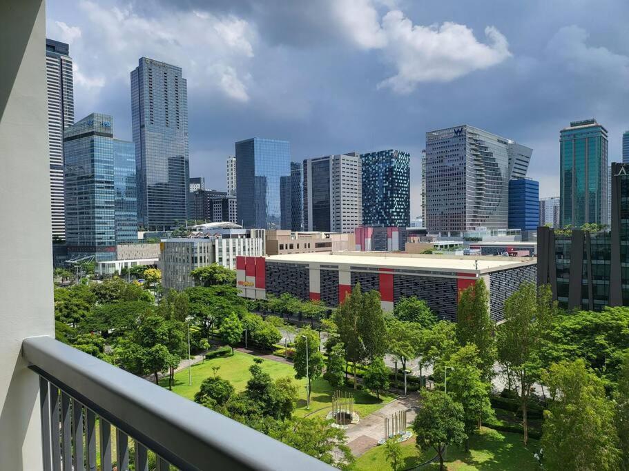 Luxury @ Bgc Sleeps 6 Comfortably Fast Wifi Pool! Appartement Manilla Buitenkant foto