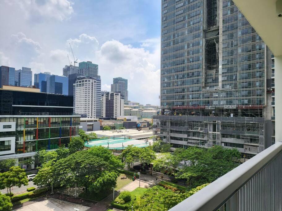 Luxury @ Bgc Sleeps 6 Comfortably Fast Wifi Pool! Appartement Manilla Buitenkant foto