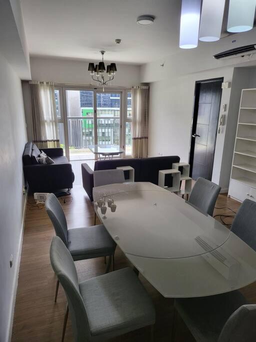 Luxury @ Bgc Sleeps 6 Comfortably Fast Wifi Pool! Appartement Manilla Buitenkant foto