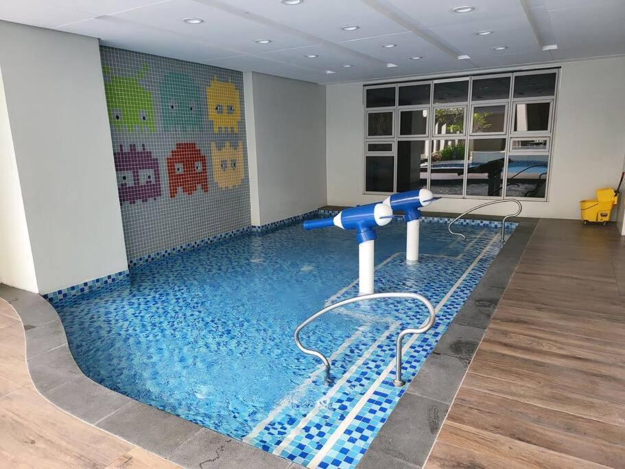 Luxury @ Bgc Sleeps 6 Comfortably Fast Wifi Pool! Appartement Manilla Buitenkant foto