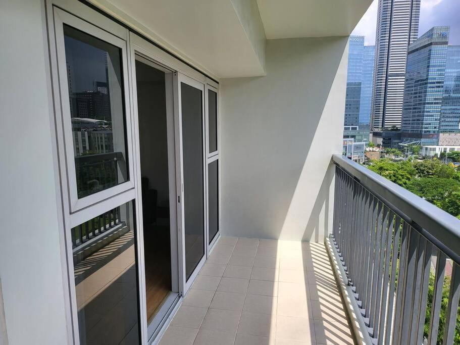 Luxury @ Bgc Sleeps 6 Comfortably Fast Wifi Pool! Appartement Manilla Buitenkant foto