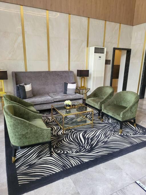 Luxury @ Bgc Sleeps 6 Comfortably Fast Wifi Pool! Appartement Manilla Buitenkant foto