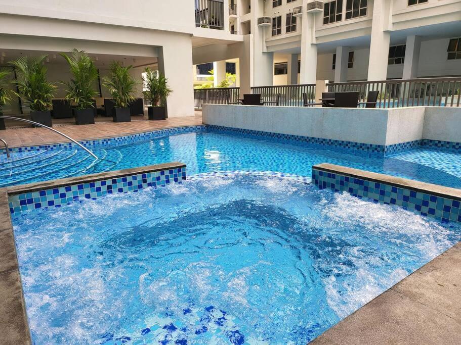 Luxury @ Bgc Sleeps 6 Comfortably Fast Wifi Pool! Appartement Manilla Buitenkant foto