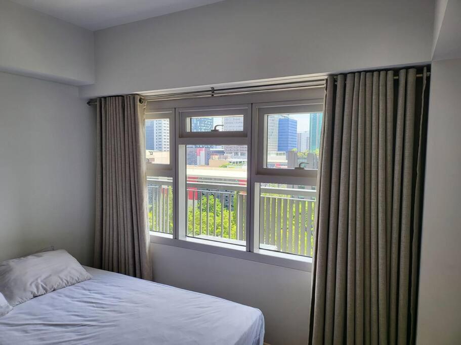 Luxury @ Bgc Sleeps 6 Comfortably Fast Wifi Pool! Appartement Manilla Buitenkant foto