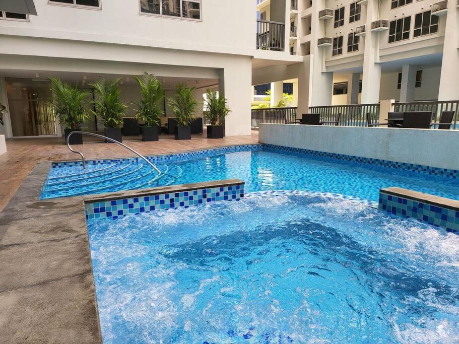 Luxury @ Bgc Sleeps 6 Comfortably Fast Wifi Pool! Appartement Manilla Buitenkant foto